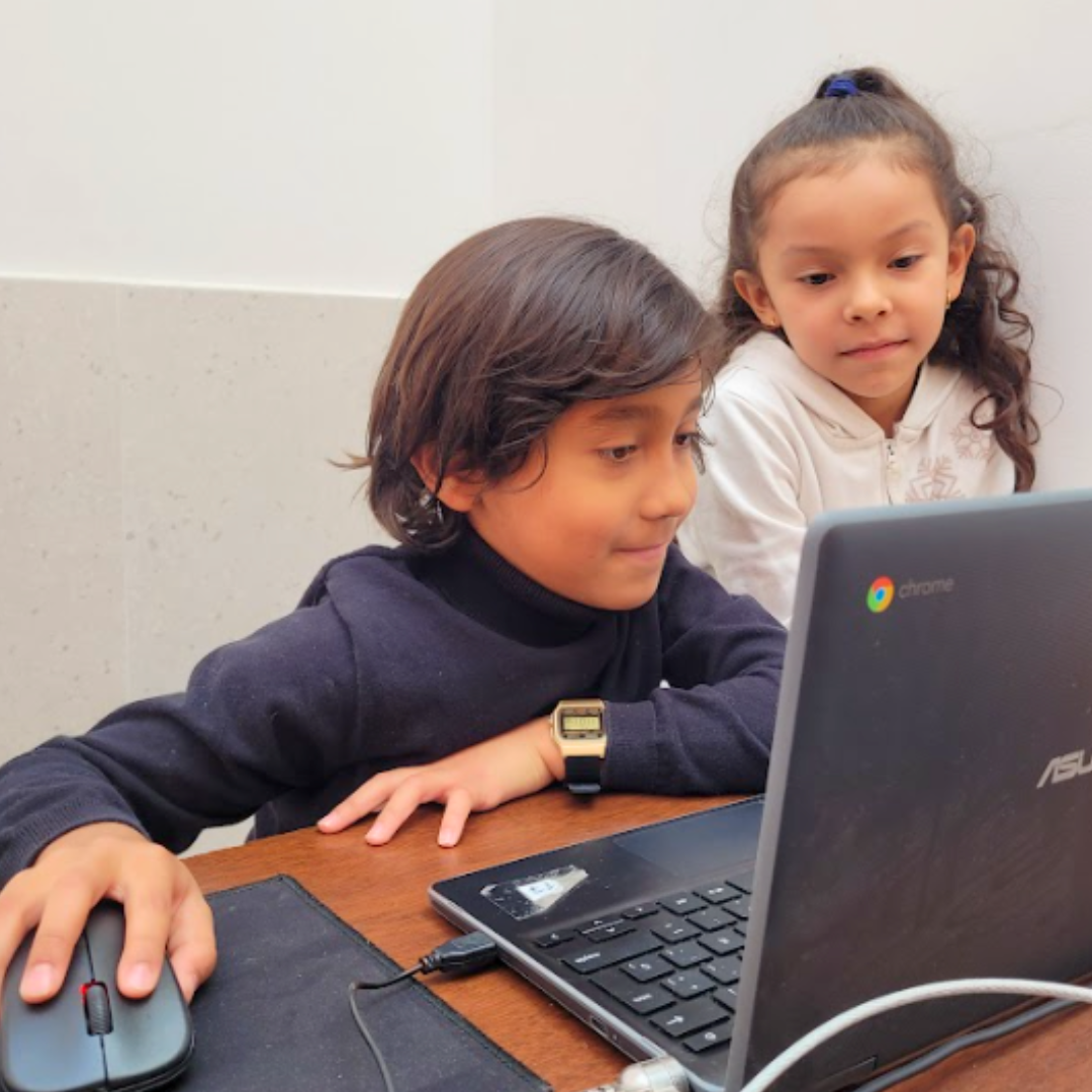 Niños estudiando en línea con el programa Renfort en Casa, disfrutando de una educación personalizada y bilingüe