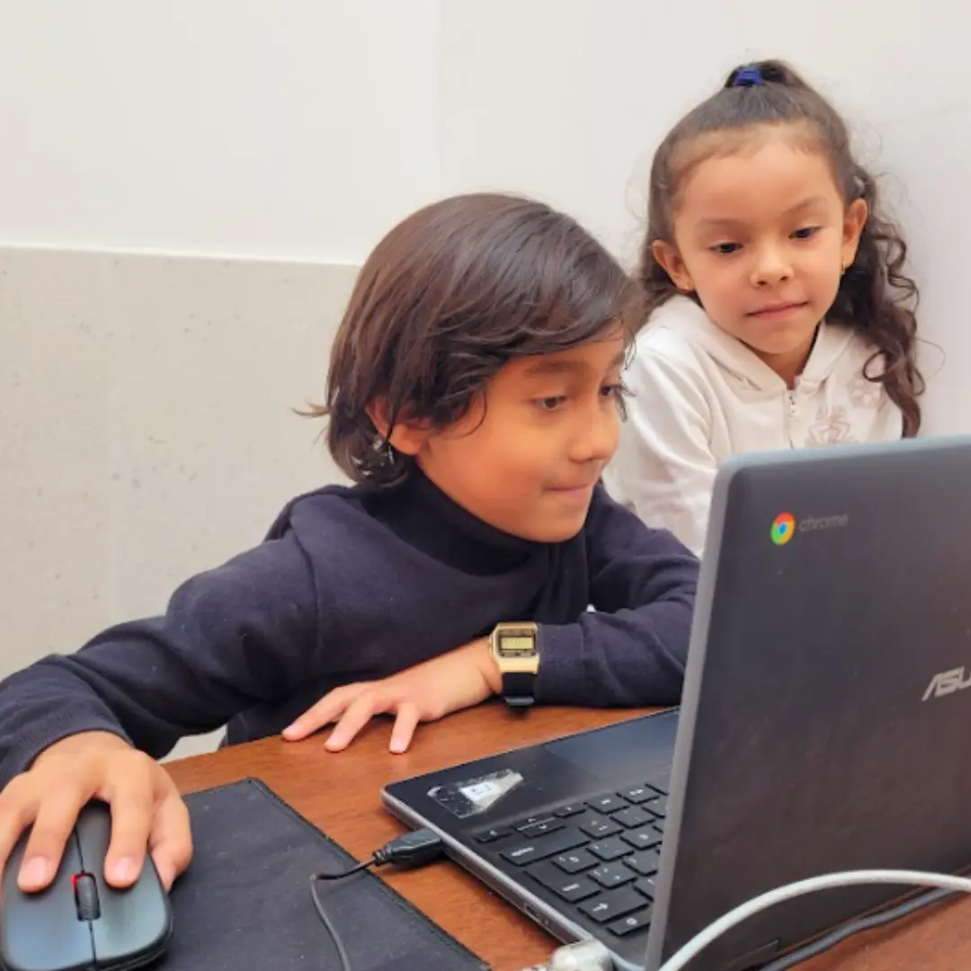 Niños estudiando en línea con el programa Renfort en Casa, disfrutando de una educación personalizada y bilingüe