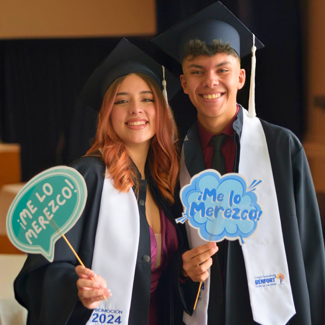 Estudiantes de Renfort celebrando su graduación después de completar su educación bilingüe