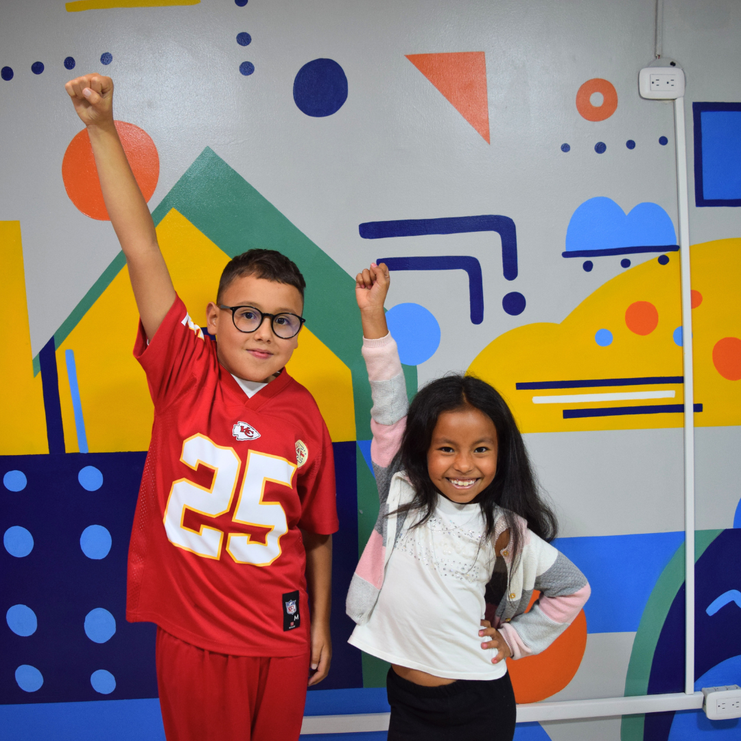 Dos niños de la Red de Colegios Renfort, representando la educación personalizada y bilingüe. 