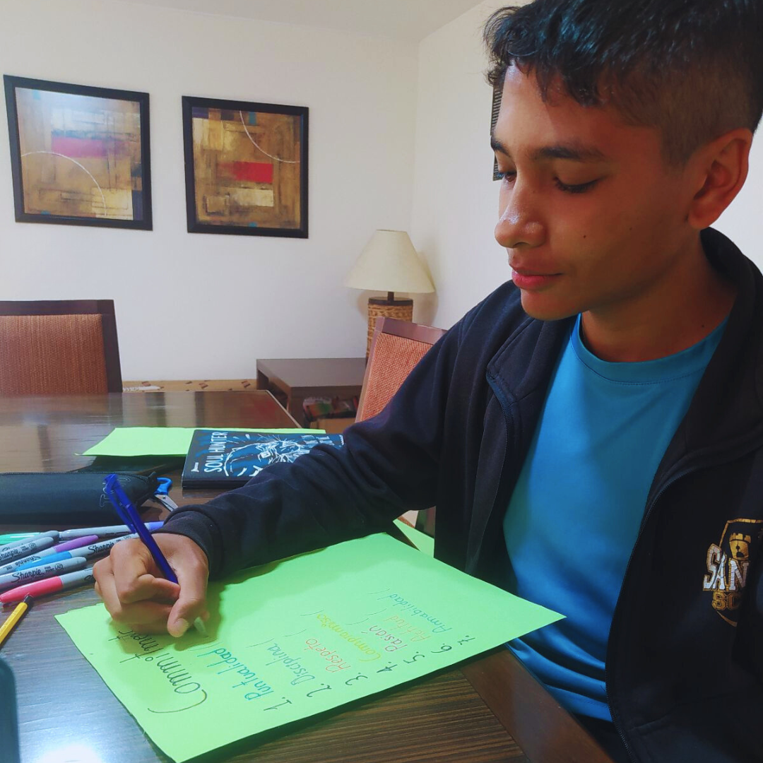 Estudiante realizando una actividad del colegio desde casa, participando en clases remotas con el programa Renfort Flex.