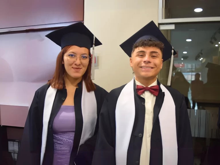 Estudiante realizando una actividad del colegio desde casa, participando en clases remotas con el programa Renfort Flex.