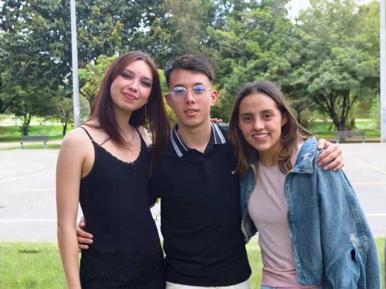 Dos niños de la Red de Colegios Renfort, representando la educación personalizada y bilingüe. 