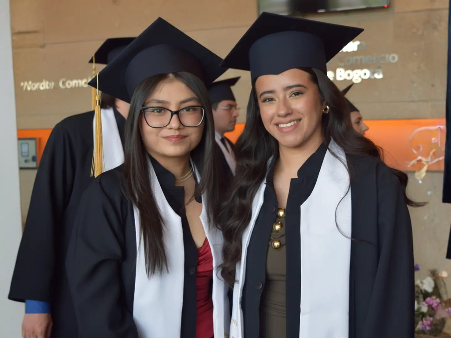 termina2-años-de-bachillerato-en-tan-solo12-meses.-vive-una-experiencia-de-aprendizaje-virtual-personalizado,-con-encuentros-en-vivo,-en-grupos-pequeños-de-maximo15-estudiantes-y-con-calidad-educativa.